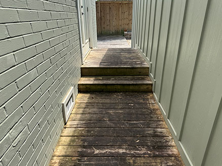 Pensacola side-yard deck walkway Deck Cleaning Before